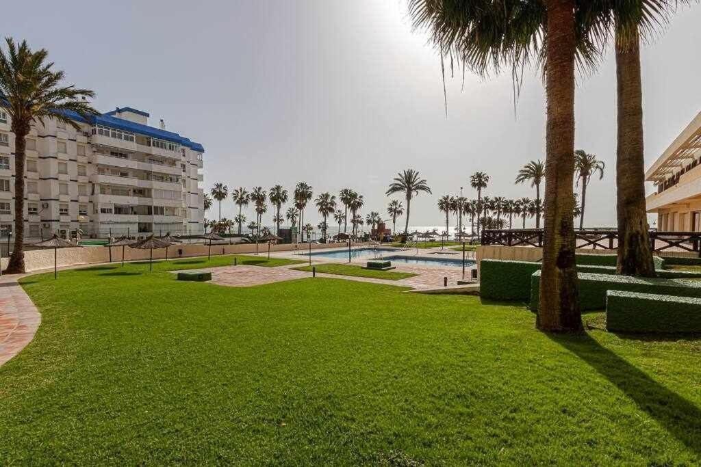 797 Holiday Rentals- Apartamento En Aloha Playa Frente Al Mar Benalmadena Luaran gambar